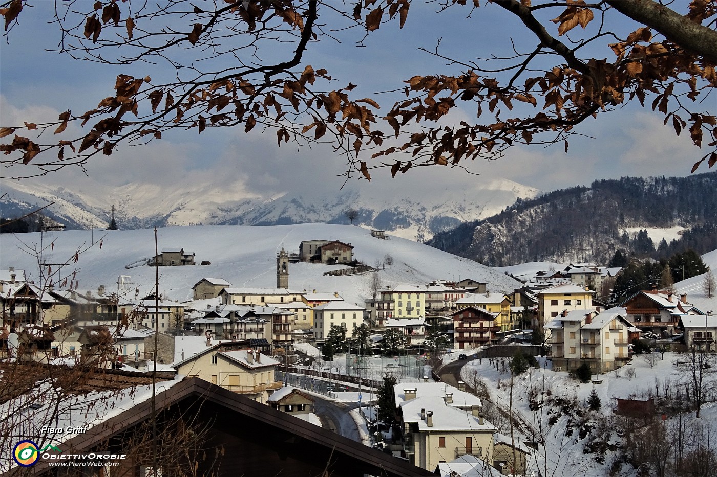 64 Vista ravvicinata su Valpiana dall'inizio del sentiero di salita al Monte Castello.JPG